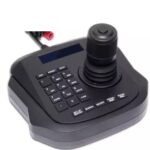 Sala de reunião equipada com mesa controladora e câmeras de videoconferência Macsym