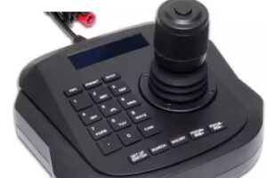 Sala de reunião equipada com mesa controladora e câmeras de videoconferência Macsym