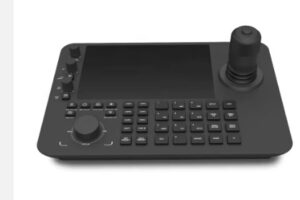 Sala de reunião equipada com mesa controladora e câmeras de videoconferência Macsym