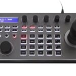 Sala de reunião equipada com mesa controladora e câmeras de videoconferência Macsym