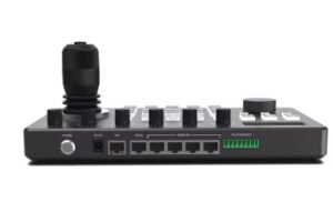 Sala de reunião equipada com mesa controladora e câmeras de videoconferência Macsym