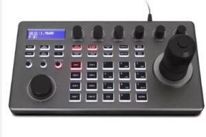 Sala de reunião equipada com mesa controladora e câmeras de videoconferência Macsym