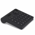 Sala de reunião equipada com mesa controladora e câmeras de videoconferência Macsym