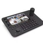 Sala de reunião equipada com mesa controladora e câmeras de videoconferência Macsym