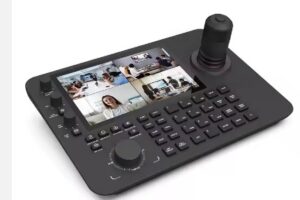 Sala de reunião equipada com mesa controladora e câmeras de videoconferência Macsym